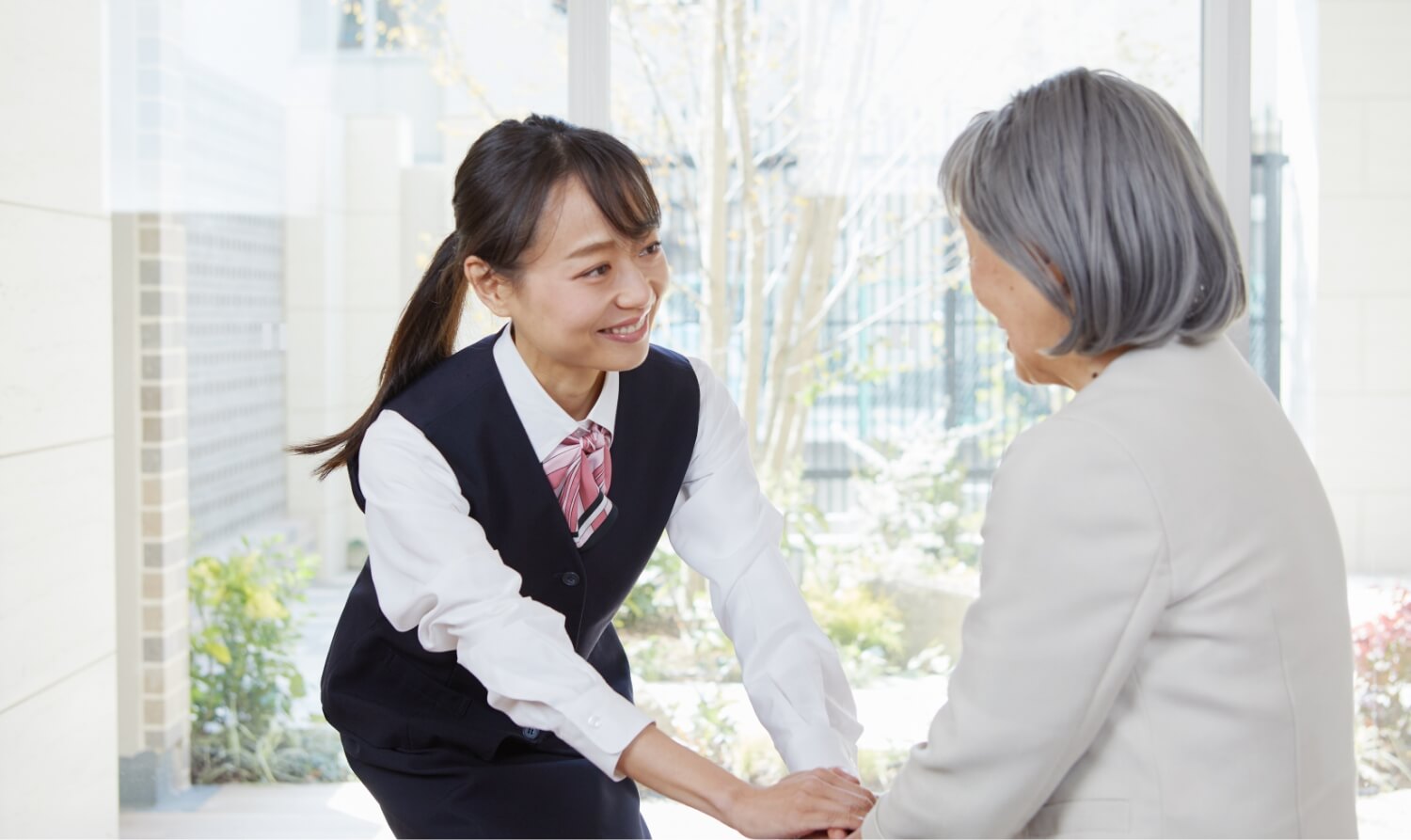 女性スタッフとお客様