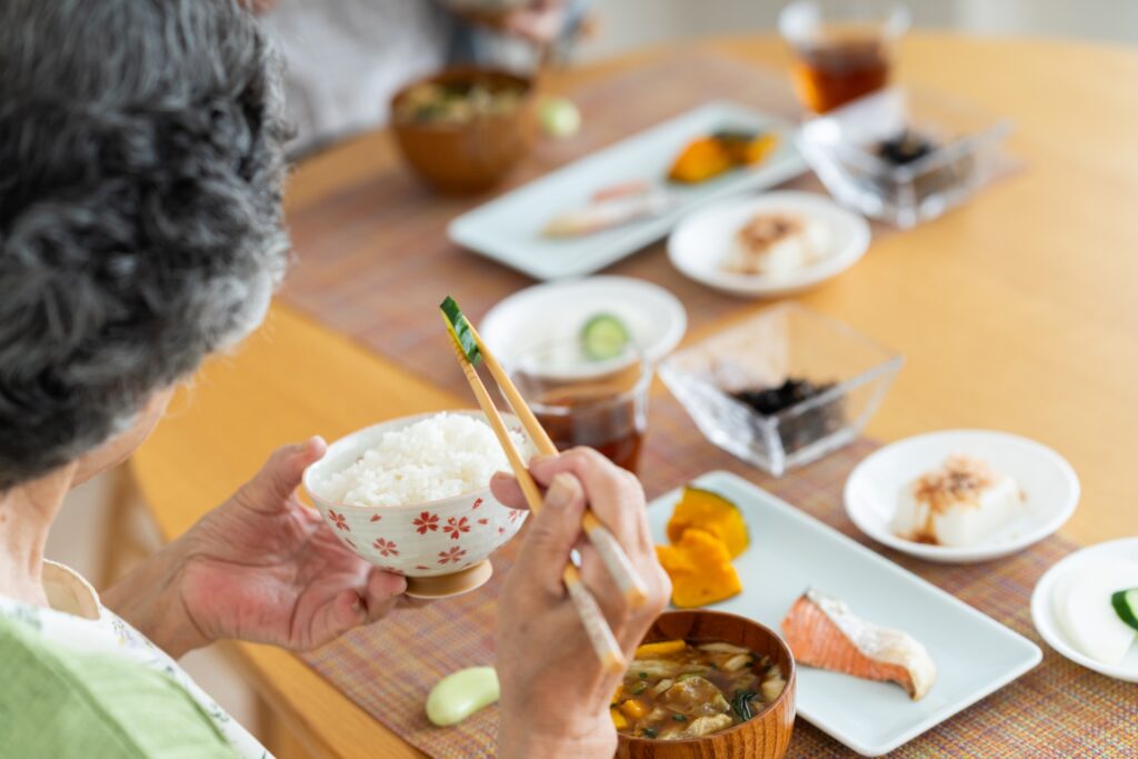 認知症になりやすい食べ物ワースト5！避けるべき危険な食習慣と脳を守る食事法